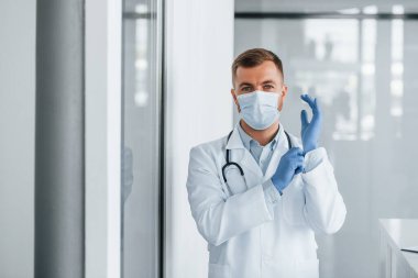 Kameraya poz veriyorum. Klinikte beyaz önlüklü profesyonel doktor var..