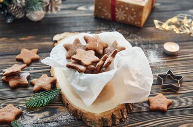 Tahta masa. Tatil dekorasyonlu Noel arkaplanı.