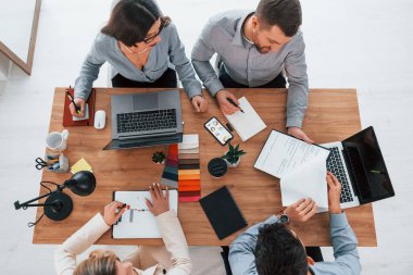 Sohbet ediyorduk. Ofiste proje üzerinde çalışan bir grup iş adamı..