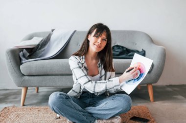 Yerde oturuyordu. Genç bayan serbest çalışan gündüzleri evdedir..