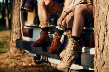 Arabanın arka koltuğunda oturuyordum. Genç çift gündüz vakti ormanda geziyor..