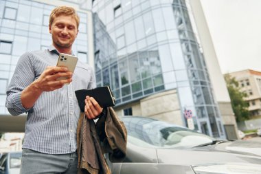 Gündüz vakti şehirde gezen bir adam..