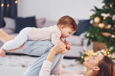 Eğleniyorum. Anne ve küçük kızı evde birlikte..