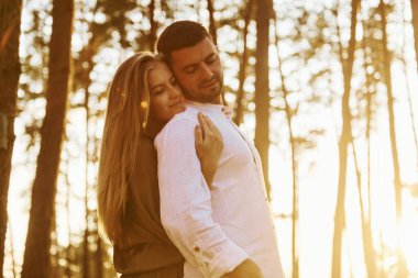 Şefkat ve mutluluk. Çiftler gündüz vakti ormanda olurlar..