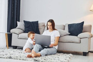 Laptop kullanıyorum. Anne ve küçük kızı evde birlikte..