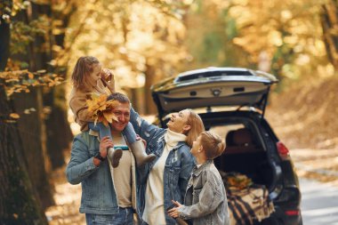Hafta sonu aktiviteleri. Mutlu aile, sonbahar zamanı parktadır..