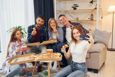 Pizza zamanı geldi. Bir grup arkadaş içeride parti veriyor..