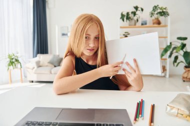 Online eğitim. Sarışın bir genç kız gündüz evde..