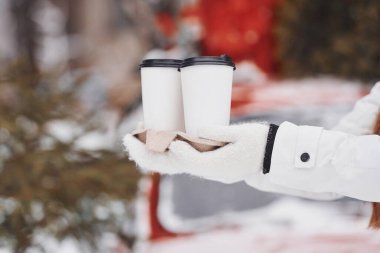 İki bardak içkiyi elinde tutan kadınların ellerine yakından bak..