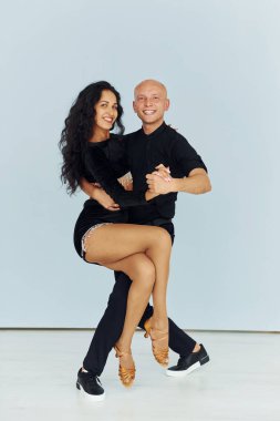 Beyaz arka plana karşı. Neşeli çift içeride birlikte..