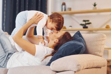 Ebeveynlik kavramı. Anne ve küçük kızı evde birlikteler..