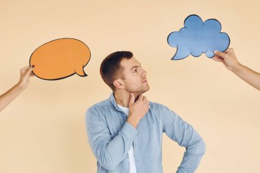 İki fikir düşünüyorum. Stüdyoda duran adam mesaj için boş tabelalarla.