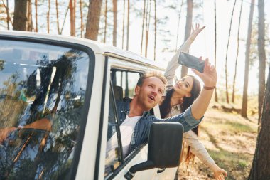 Selfie yapıyorum. Genç çift gündüz vakti ormanda geziyor..
