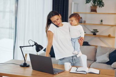 Laptop kullanıyorum. Anne ve küçük kızı evde birlikteler..