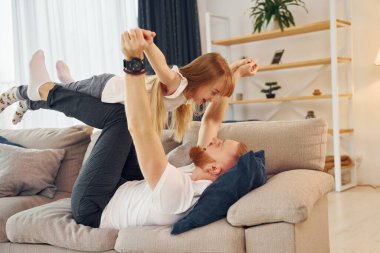 Kanepeye uzanıyordu. Baba ve küçük kızı evde birlikteler..