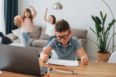 Çocuğun bir derse ihtiyacı var. Çocuklar gündüz vakti evlerinde eğleniyorlar..