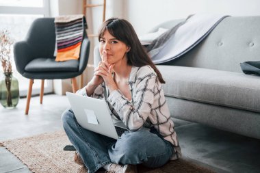 Mola veriyor. Genç bayan serbest çalışan gündüzleri evdedir..