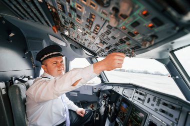 Uçuşun kontrolü. Yolcu uçağının pilotu. Kalkışa hazırlanılıyor..