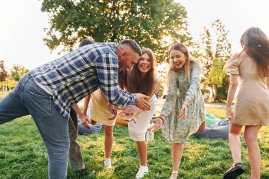 Hafta sonu aktiviteleri. Bir grup genç yaz günü parkta parti veriyor..