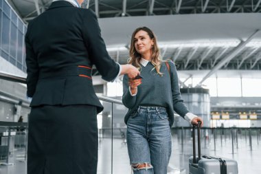 Belgelerle. Genç bayan turist gündüz vakti havaalanında..