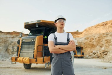 Kamera için poz vermek. Gündüz vakti profesyonel üniformalı işçiler ödünç alma çukurundalar..