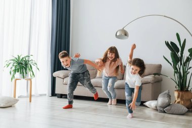 Çocuklar gündüz vakti evlerinde eğleniyorlar..