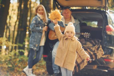 Güzel yapraklar. Mutlu aile, sonbahar zamanı parktadır..