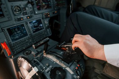 Manzarayı kapat. Yolcu uçağının pilotu. Kalkışa hazırlanılıyor..