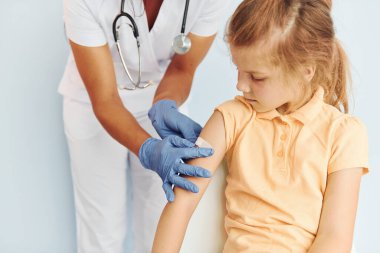 Mesleki meslek. Üniformalı doktor hastaya aşı yapıyor..