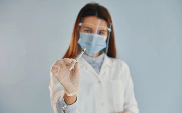 Şırınga Tutuyor Beyaz Önlüklü Genç Bayan Doktor Içeride Duruyor — Stok fotoğraf