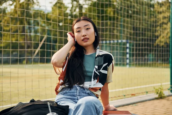 Spor Sahasına Karşı Genç Asyalı Kadın Gündüz Vakti Dışarıda — Stok fotoğraf