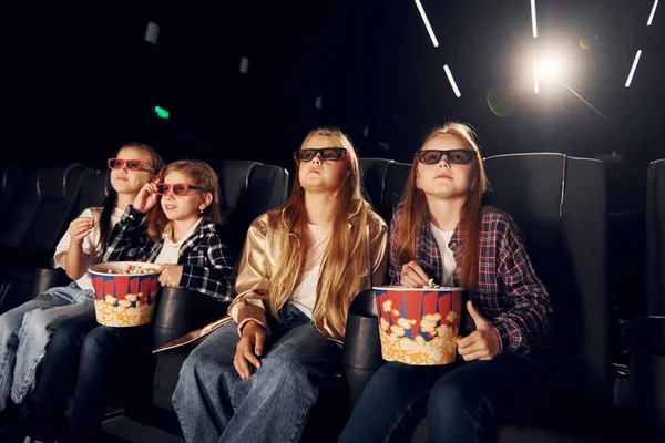 Expressões Faciais Grupo Crianças Sentadas Cinema Assistindo Filme Juntas — Fotografia de Stock