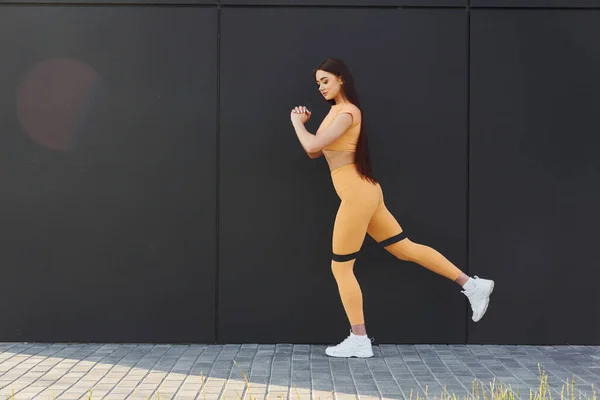 Spor Günlük Rutin Spor Kıyafetli Genç Bir Kadın Dışarıda Egzersiz — Stok fotoğraf