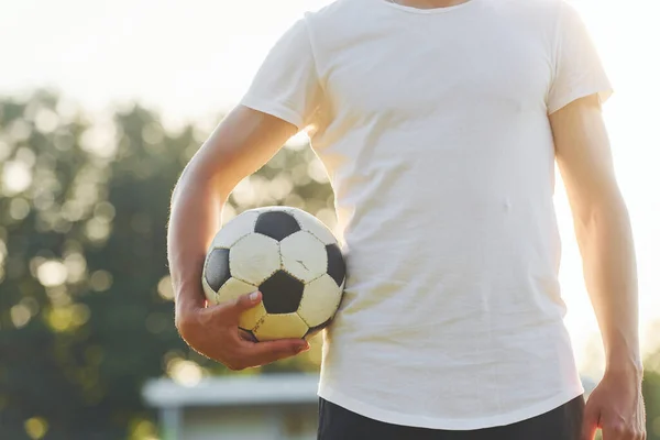 Stojím Pózuji Mladý Fotbalista Trénink Sportovním Hřišti — Stock fotografie