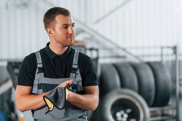 Con Camisa Negra Hombre Uniforme Está Trabajando Servicio Automóviles — Foto de Stock