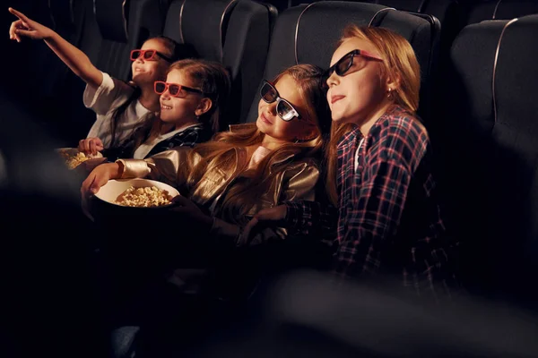 Okularach Grupa Dzieci Siedzi Kinie Ogląda Razem Film — Zdjęcie stockowe