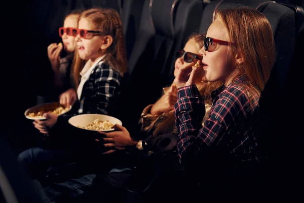 Okularach Grupa Dzieci Siedzi Kinie Ogląda Razem Film — Zdjęcie stockowe