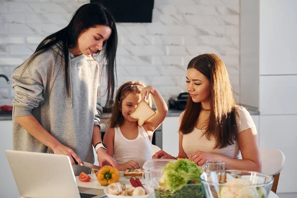 Cocina Mujer Lesbiana Pareja Con Hija Pequeña Pasar Tiempo Juntos — Foto de Stock