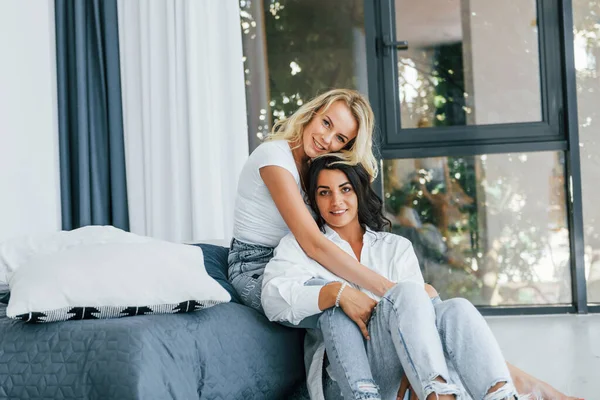 Elkaar Omhelzen Twee Vrouwen Zijn Thuis — Stockfoto