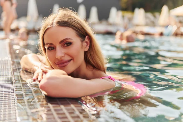 Fim Semana Jovem Tem Descanso Piscina Verão — Fotografia de Stock