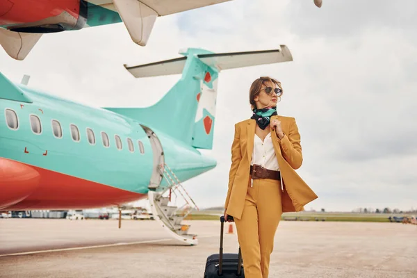Пасажирська Жінка Жовтому Одязі Сонцезахисних Окулярах Багажем Знаходиться Відкритому Повітрі — стокове фото