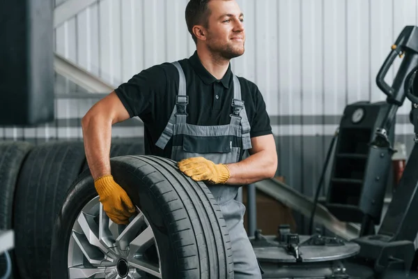 Uniform Man Arbetar Auto Tjänsten — Stockfoto