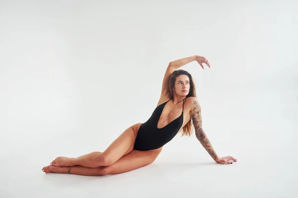 Leżąc Ziemi Piękne Uwodzicielskie Sportowe Kobieta Sexy Ciało Jest Pozowanie — Zdjęcie stockowe