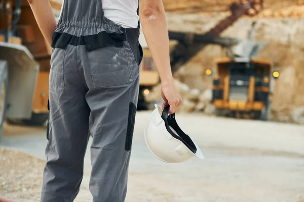 Vista Trasera Trabajador Uniforme Profesional Está Pozo Del Préstamo Día — Foto de Stock