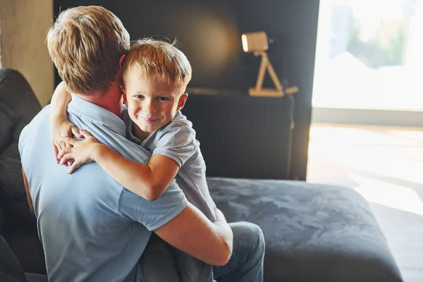 Ragazzo Che Abbraccia Suoi Genitori Padre Figlio Sono Casa Insieme — Foto Stock