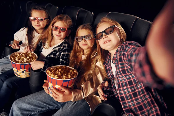 Selfie Machen Gruppe Von Kindern Sitzt Kino Und Schaut Gemeinsam — Stockfoto