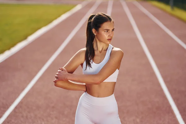 Stehen Und Üben Junge Frau Sportlicher Kleidung Trainiert Freien — Stockfoto
