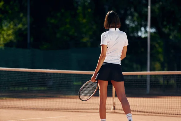 Vor Bäumen Hintergrund Tennisspielerin Steht Tagsüber Auf Dem Platz — Stockfoto