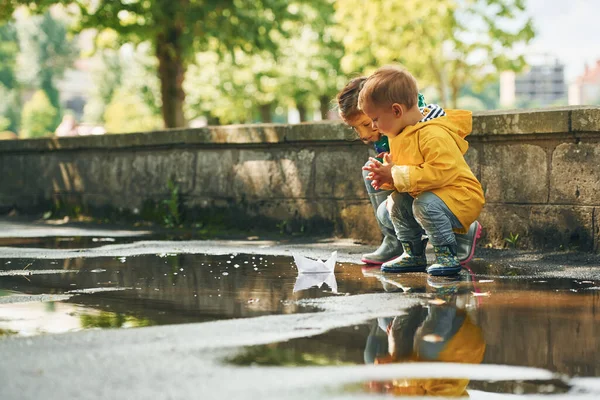 Plas Kinderen Hebben Plezier Buiten Het Park Regen — Stockfoto