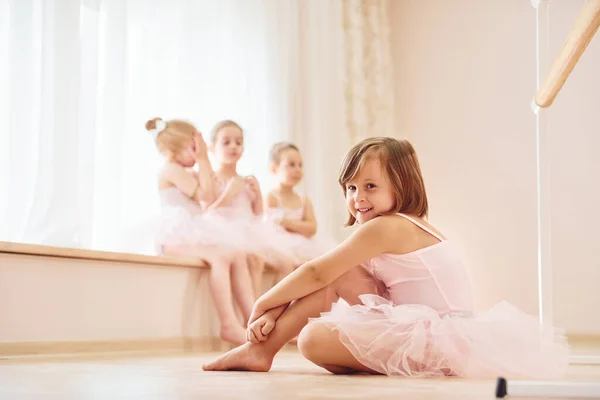 Üben Auf Dem Boden Kleine Ballerinen Bereiten Sich Auf Auftritt — Stockfoto